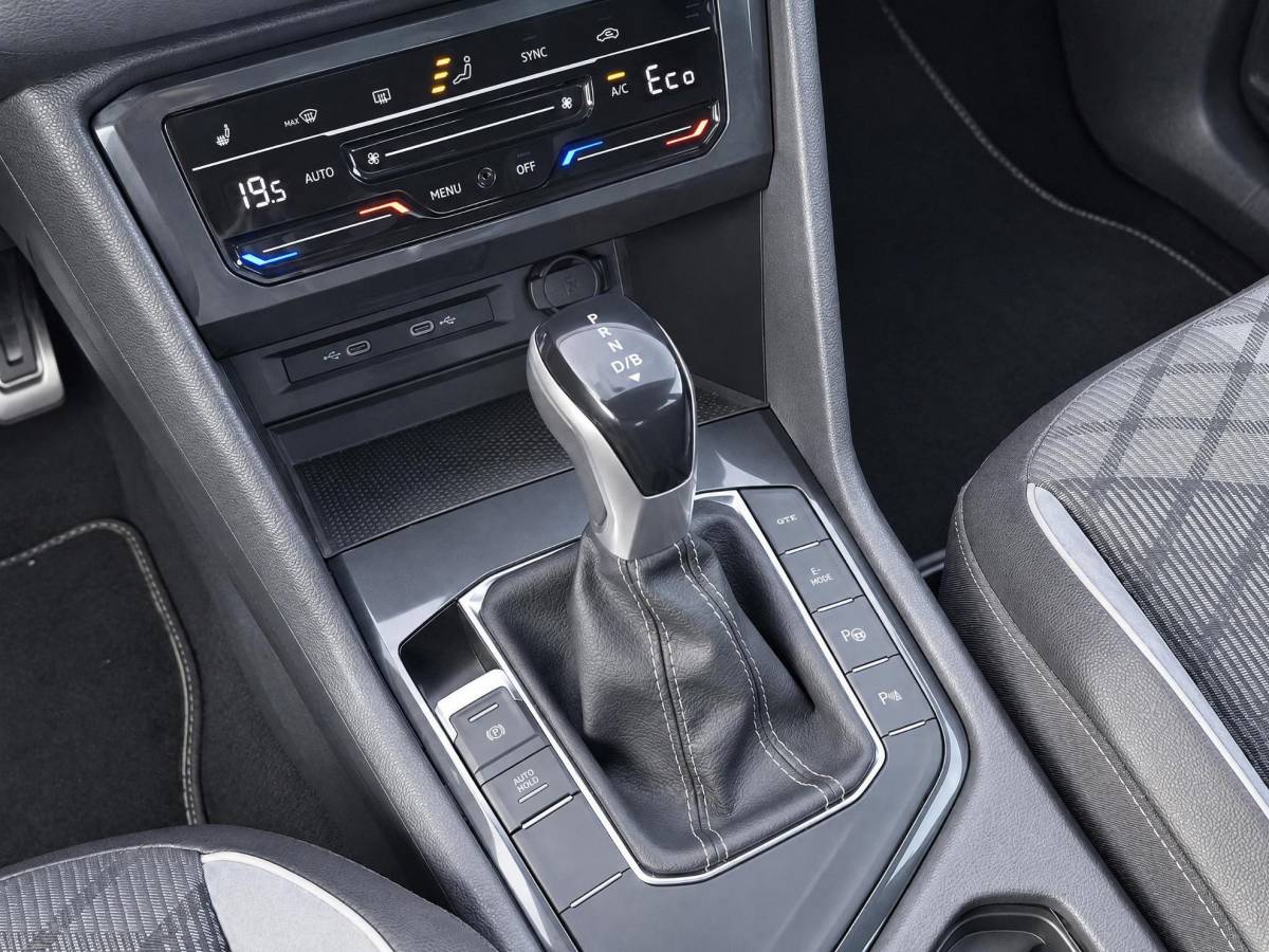 Volkswagen Tiguan Volkswagen Tiguan 1.4 TSI eHybrid R-Line Business+ | Incl. 12 maanden garantie | SOH 92% | Stoel/stuurverwarming | Parkeercamera | Wegklapbare trekhaak | DAB radio | Apple carplay/Android auto | 100% dealer onderhouden |