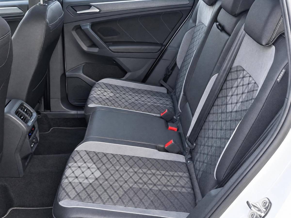 Volkswagen Tiguan Volkswagen Tiguan 1.4 TSI eHybrid R-Line Business+ | Incl. 12 maanden garantie | SOH 92% | Stoel/stuurverwarming | Parkeercamera | Wegklapbare trekhaak | DAB radio | Apple carplay/Android auto | 100% dealer onderhouden |