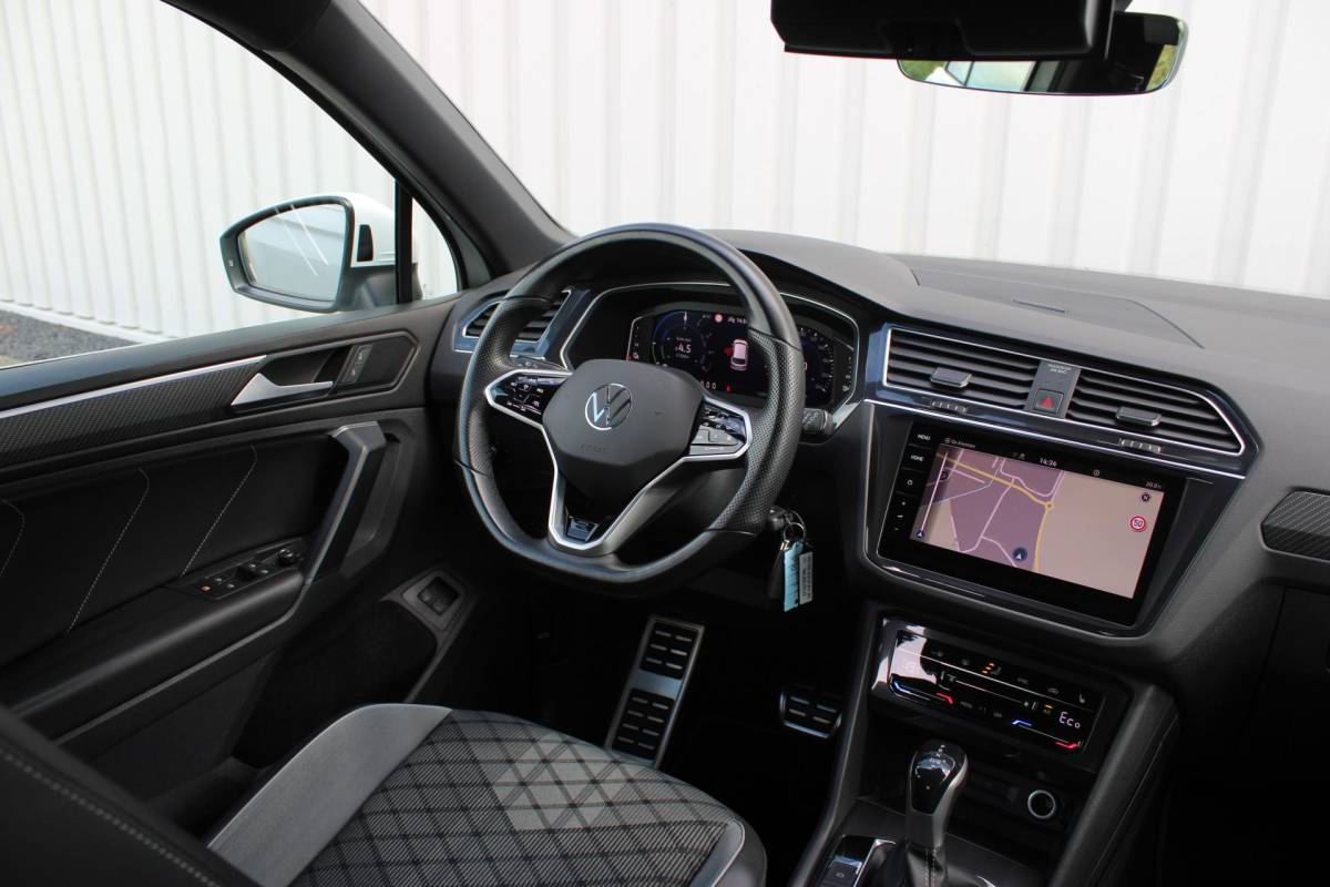 Volkswagen Tiguan Volkswagen Tiguan 1.4 TSI eHybrid R-Line Business+ | Incl. 12 maanden garantie | SOH 92% | Stoel/stuurverwarming | Parkeercamera | Wegklapbare trekhaak | DAB radio | Apple carplay/Android auto | 100% dealer onderhouden |