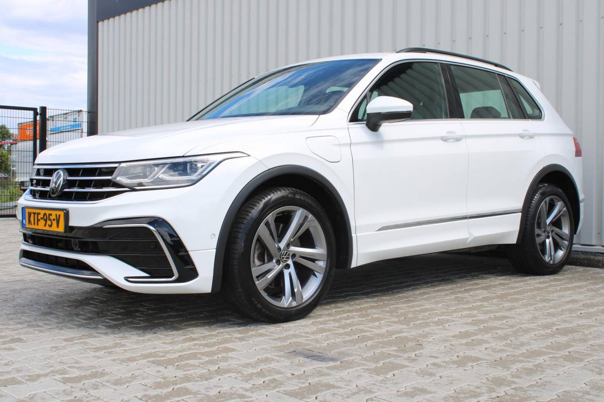 Volkswagen Tiguan Volkswagen Tiguan 1.4 TSI eHybrid R-Line Business+ | Incl. 12 maanden garantie | SOH 92% | Stoel/stuurverwarming | Parkeercamera | Wegklapbare trekhaak | DAB radio | Apple carplay/Android auto | 100% dealer onderhouden |