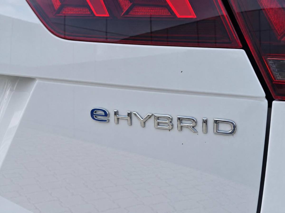 Volkswagen Tiguan Volkswagen Tiguan 1.4 TSI eHybrid R-Line Business+ | Incl. 12 maanden garantie | SOH 92% | Stoel/stuurverwarming | Parkeercamera | Wegklapbare trekhaak | DAB radio | Apple carplay/Android auto | 100% dealer onderhouden |