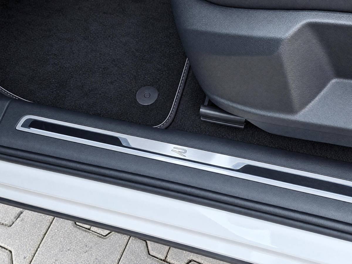Volkswagen Tiguan Volkswagen Tiguan 1.4 TSI eHybrid R-Line Business+ | Incl. 12 maanden garantie | SOH 92% | Stoel/stuurverwarming | Parkeercamera | Wegklapbare trekhaak | DAB radio | Apple carplay/Android auto | 100% dealer onderhouden |