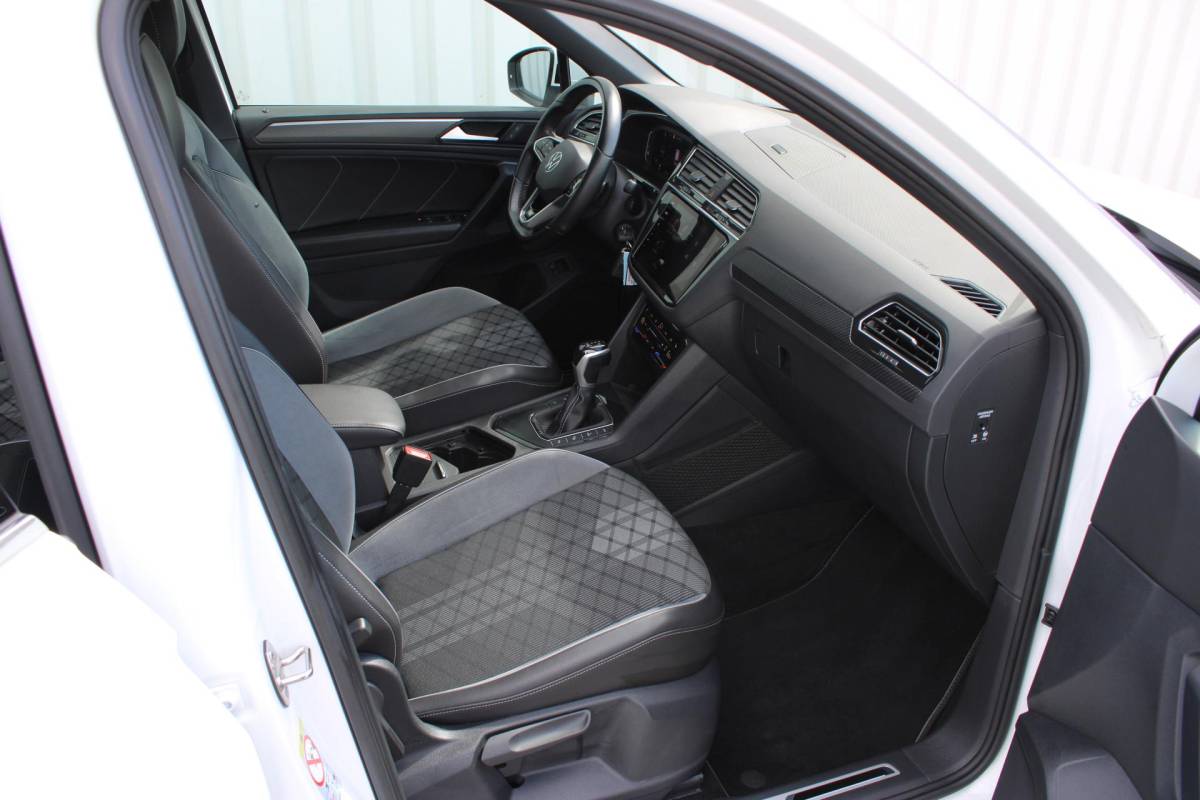 Volkswagen Tiguan Volkswagen Tiguan 1.4 TSI eHybrid R-Line Business+ | Incl. 12 maanden garantie | SOH 92% | Stoel/stuurverwarming | Parkeercamera | Wegklapbare trekhaak | DAB radio | Apple carplay/Android auto | 100% dealer onderhouden |