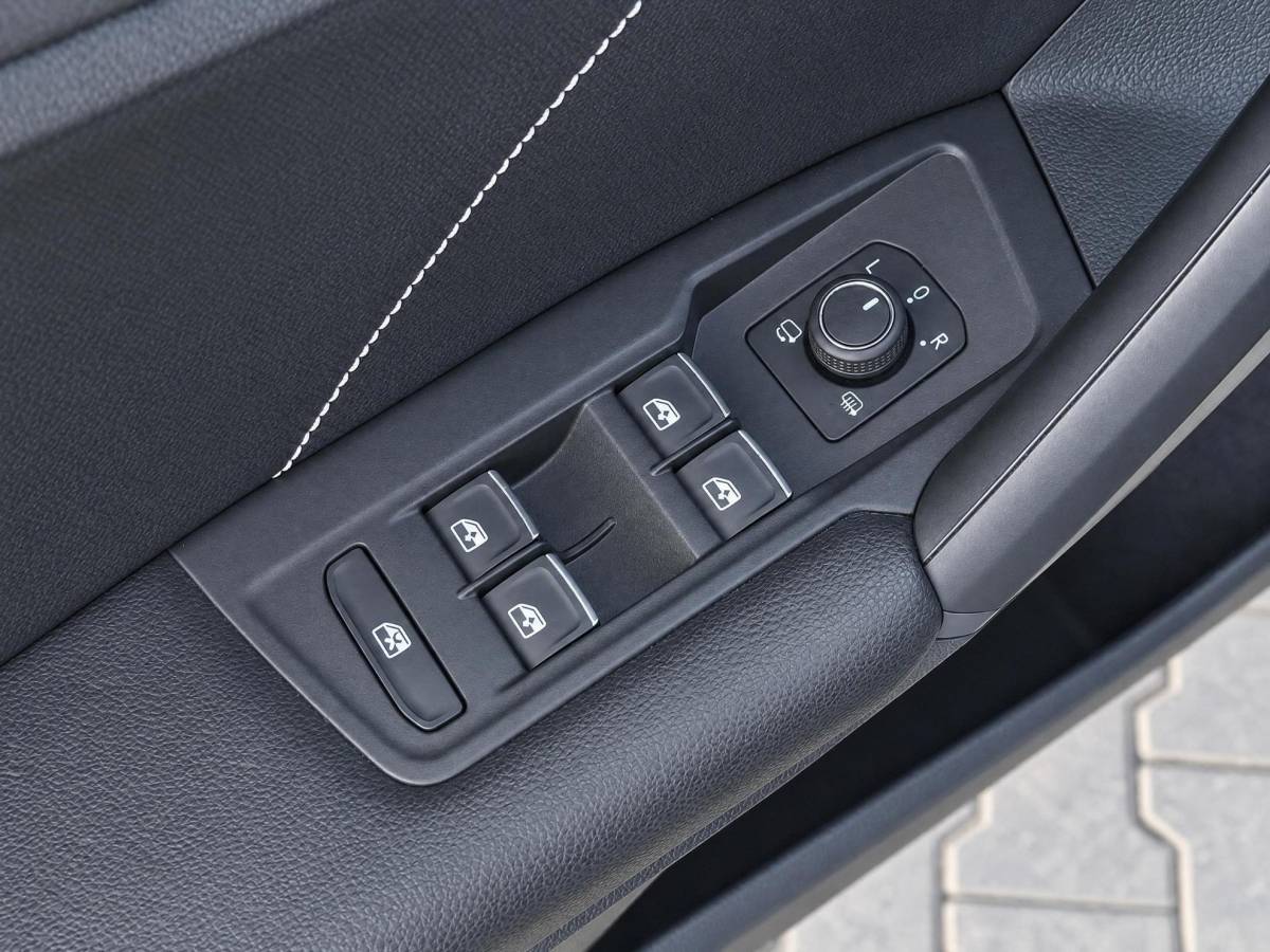 Volkswagen Tiguan Volkswagen Tiguan 1.4 TSI eHybrid R-Line Business+ | Incl. 12 maanden garantie | SOH 92% | Stoel/stuurverwarming | Parkeercamera | Wegklapbare trekhaak | DAB radio | Apple carplay/Android auto | 100% dealer onderhouden |