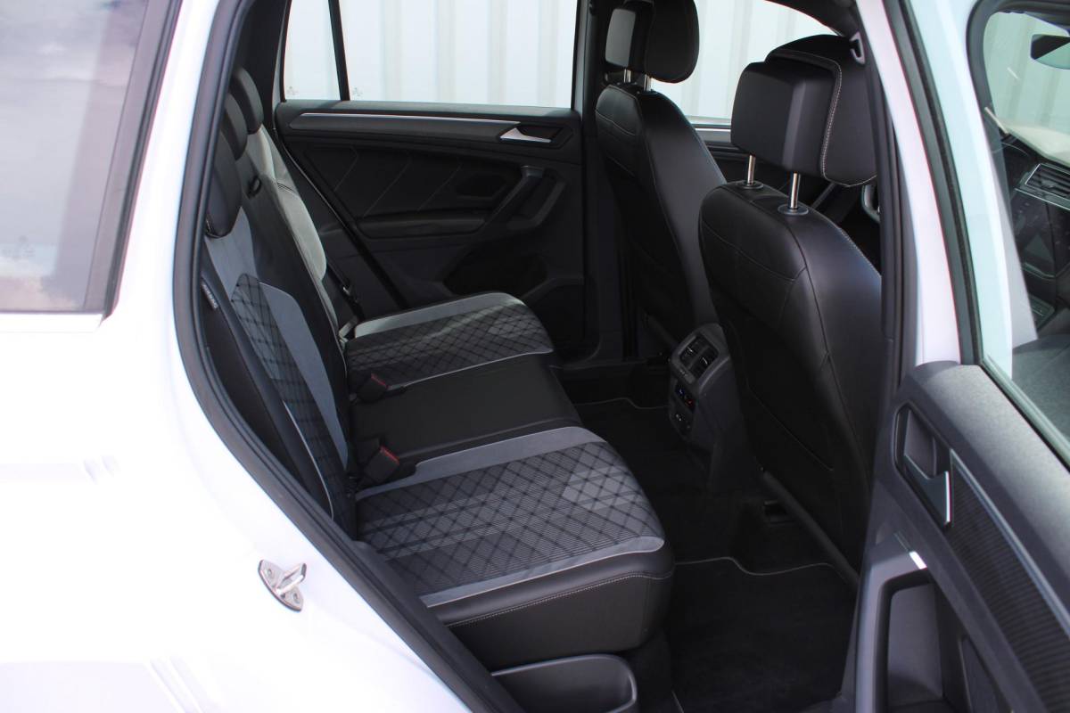 Volkswagen Tiguan Volkswagen Tiguan 1.4 TSI eHybrid R-Line Business+ | Incl. 12 maanden garantie | SOH 92% | Stoel/stuurverwarming | Parkeercamera | Wegklapbare trekhaak | DAB radio | Apple carplay/Android auto | 100% dealer onderhouden |