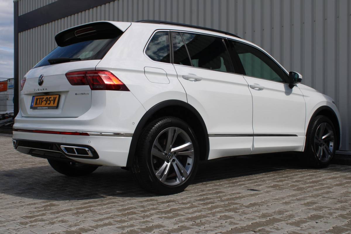 Volkswagen Tiguan Volkswagen Tiguan 1.4 TSI eHybrid R-Line Business+ | Incl. 12 maanden garantie | SOH 92% | Stoel/stuurverwarming | Parkeercamera | Wegklapbare trekhaak | DAB radio | Apple carplay/Android auto | 100% dealer onderhouden |