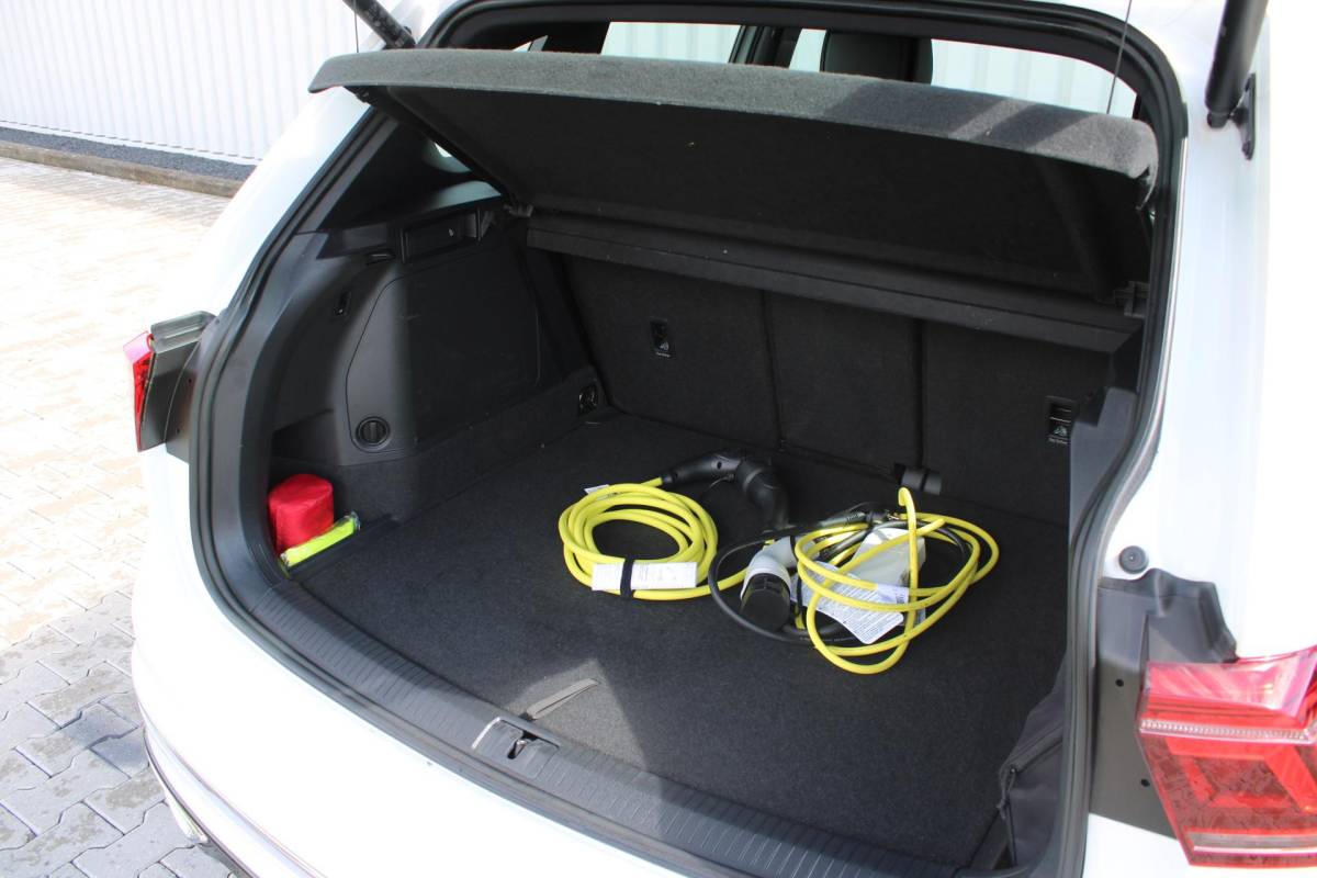 Volkswagen Tiguan Volkswagen Tiguan 1.4 TSI eHybrid R-Line Business+ | Incl. 12 maanden garantie | SOH 92% | Stoel/stuurverwarming | Parkeercamera | Wegklapbare trekhaak | DAB radio | Apple carplay/Android auto | 100% dealer onderhouden |
