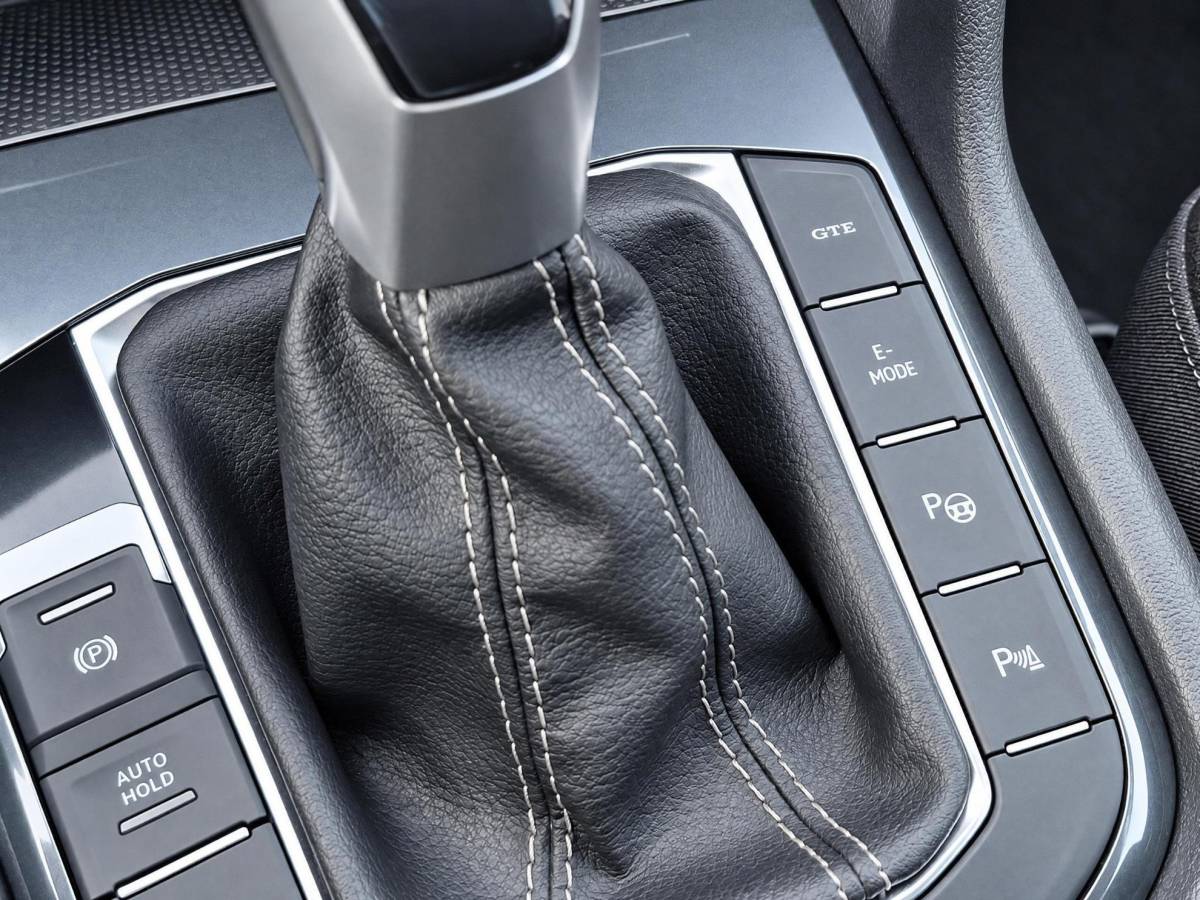 Volkswagen Tiguan Volkswagen Tiguan 1.4 TSI eHybrid R-Line Business+ | Incl. 12 maanden garantie | SOH 92% | Stoel/stuurverwarming | Parkeercamera | Wegklapbare trekhaak | DAB radio | Apple carplay/Android auto | 100% dealer onderhouden |