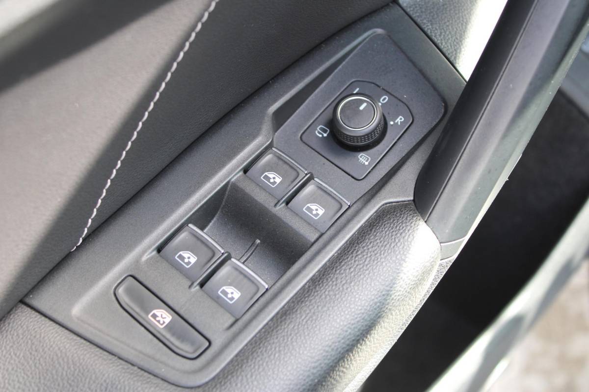Volkswagen Tiguan Volkswagen Tiguan 1.4 TSI eHybrid R-Line Business+ | Incl. 12 maanden garantie | SOH 92% | Stoel/stuurverwarming | Parkeercamera | Wegklapbare trekhaak | DAB radio | Apple carplay/Android auto | 100% dealer onderhouden |