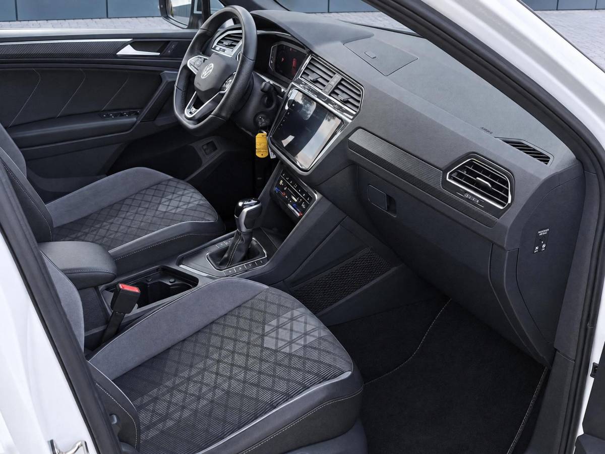 Volkswagen Tiguan Volkswagen Tiguan 1.4 TSI eHybrid R-Line Business+ | Incl. 12 maanden garantie | SOH 92% | Stoel/stuurverwarming | Parkeercamera | Wegklapbare trekhaak | DAB radio | Apple carplay/Android auto | 100% dealer onderhouden |
