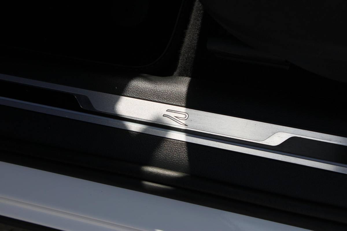 Volkswagen Tiguan Volkswagen Tiguan 1.4 TSI eHybrid R-Line Business+ | Incl. 12 maanden garantie | SOH 92% | Stoel/stuurverwarming | Parkeercamera | Wegklapbare trekhaak | DAB radio | Apple carplay/Android auto | 100% dealer onderhouden |