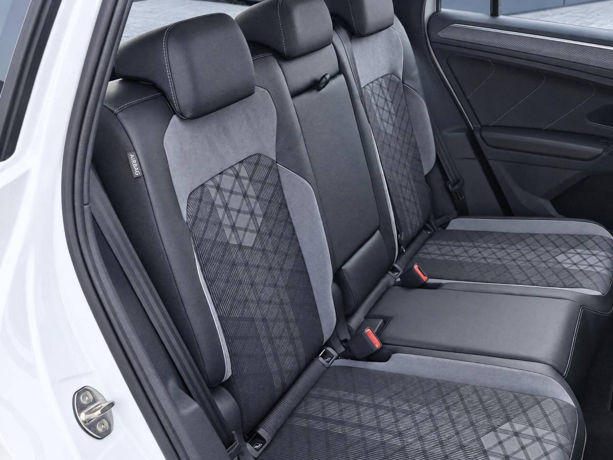 Volkswagen Tiguan Volkswagen Tiguan 1.4 TSI eHybrid R-Line Business+ | Incl. 12 maanden garantie | SOH 92% | Stoel/stuurverwarming | Parkeercamera | Wegklapbare trekhaak | DAB radio | Apple carplay/Android auto | 100% dealer onderhouden |