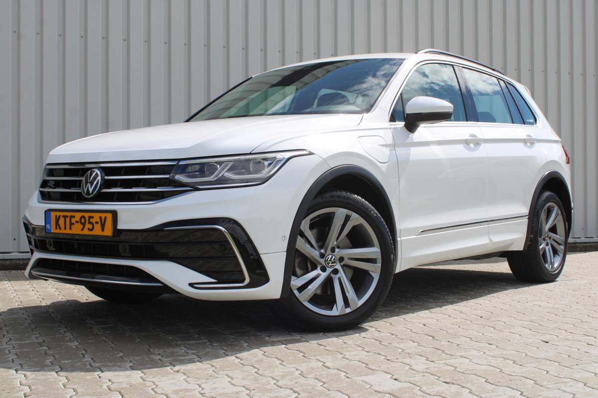 Volkswagen Tiguan Volkswagen Tiguan 1.4 TSI eHybrid R-Line Business+ | Incl. 12 maanden garantie | SOH 92% | Stoel/stuurverwarming | Parkeercamera | Wegklapbare trekhaak | DAB radio | Apple carplay/Android auto | 100% dealer onderhouden |