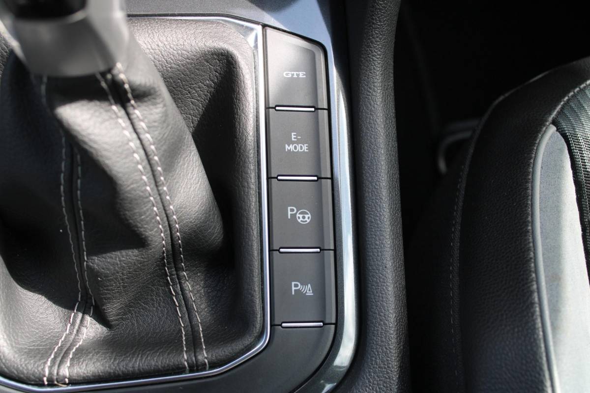 Volkswagen Tiguan Volkswagen Tiguan 1.4 TSI eHybrid R-Line Business+ | Incl. 12 maanden garantie | SOH 92% | Stoel/stuurverwarming | Parkeercamera | Wegklapbare trekhaak | DAB radio | Apple carplay/Android auto | 100% dealer onderhouden |