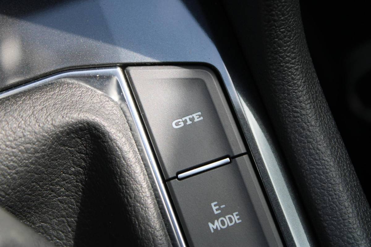 Volkswagen Tiguan Volkswagen Tiguan 1.4 TSI eHybrid R-Line Business+ | Incl. 12 maanden garantie | SOH 92% | Stoel/stuurverwarming | Parkeercamera | Wegklapbare trekhaak | DAB radio | Apple carplay/Android auto | 100% dealer onderhouden |