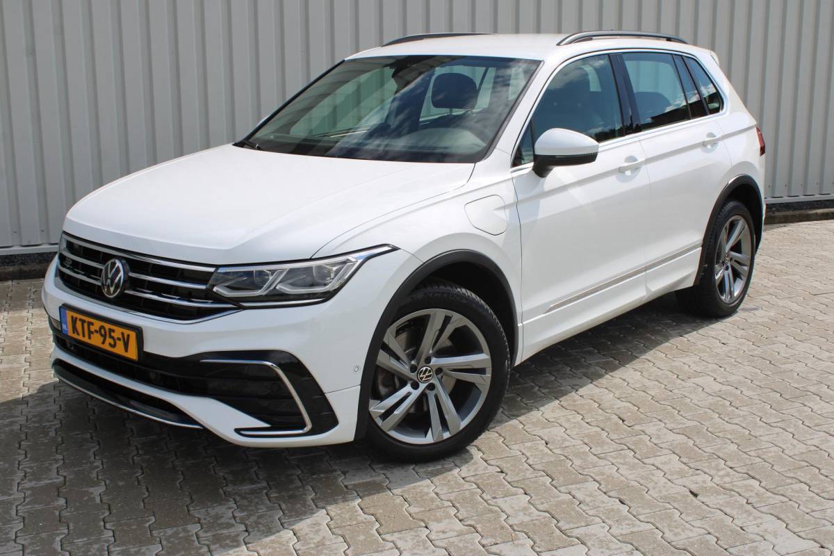 Volkswagen Tiguan Volkswagen Tiguan 1.4 TSI eHybrid R-Line Business+ | Incl. 12 maanden garantie | SOH 92% | Stoel/stuurverwarming | Parkeercamera | Wegklapbare trekhaak | DAB radio | Apple carplay/Android auto | 100% dealer onderhouden |