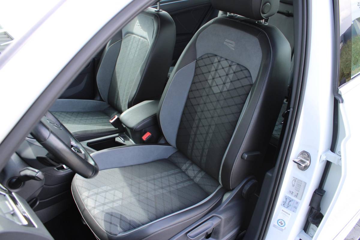 Volkswagen Tiguan Volkswagen Tiguan 1.4 TSI eHybrid R-Line Business+ | Incl. 12 maanden garantie | SOH 92% | Stoel/stuurverwarming | Parkeercamera | Wegklapbare trekhaak | DAB radio | Apple carplay/Android auto | 100% dealer onderhouden |