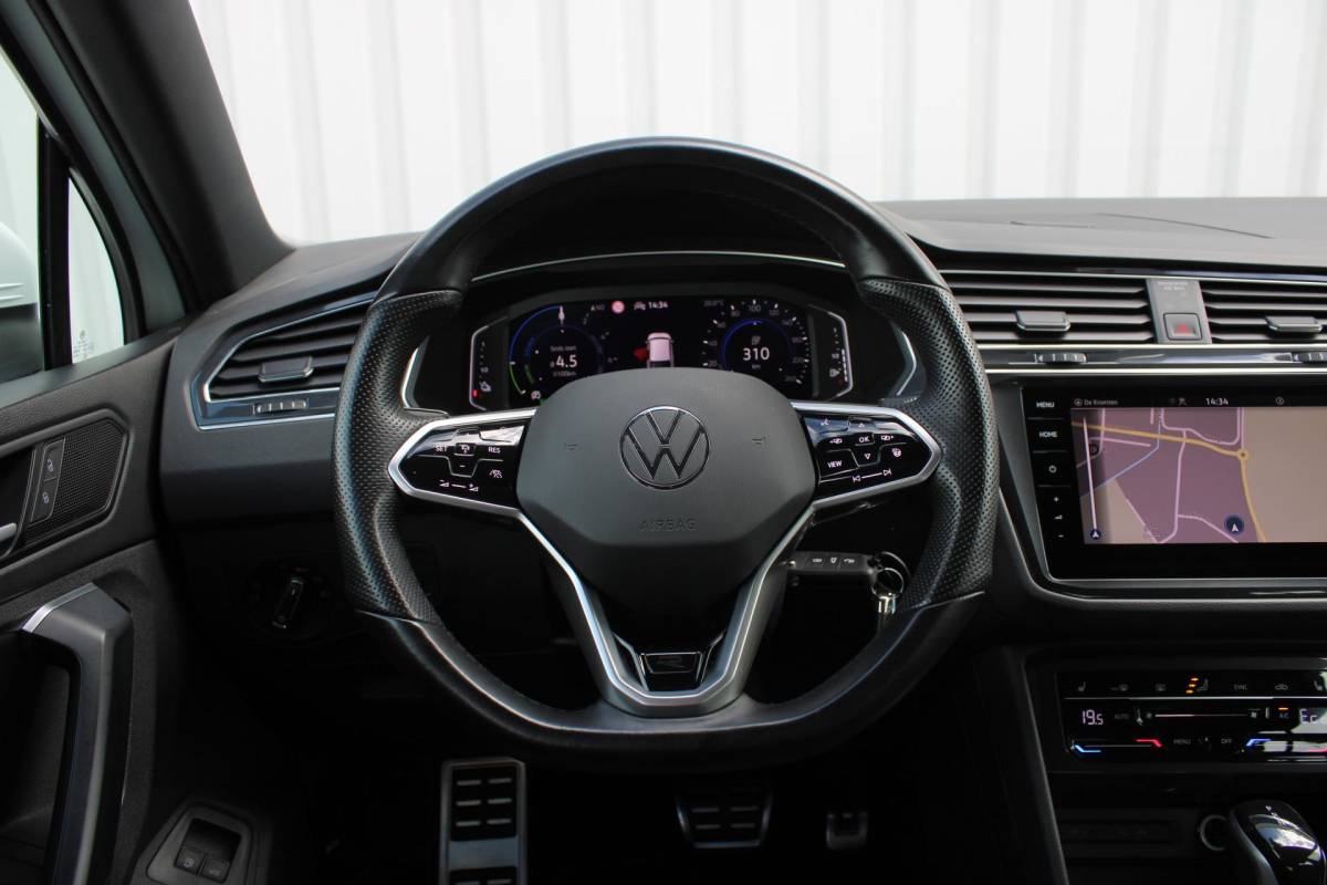 Volkswagen Tiguan Volkswagen Tiguan 1.4 TSI eHybrid R-Line Business+ | Incl. 12 maanden garantie | SOH 92% | Stoel/stuurverwarming | Parkeercamera | Wegklapbare trekhaak | DAB radio | Apple carplay/Android auto | 100% dealer onderhouden |