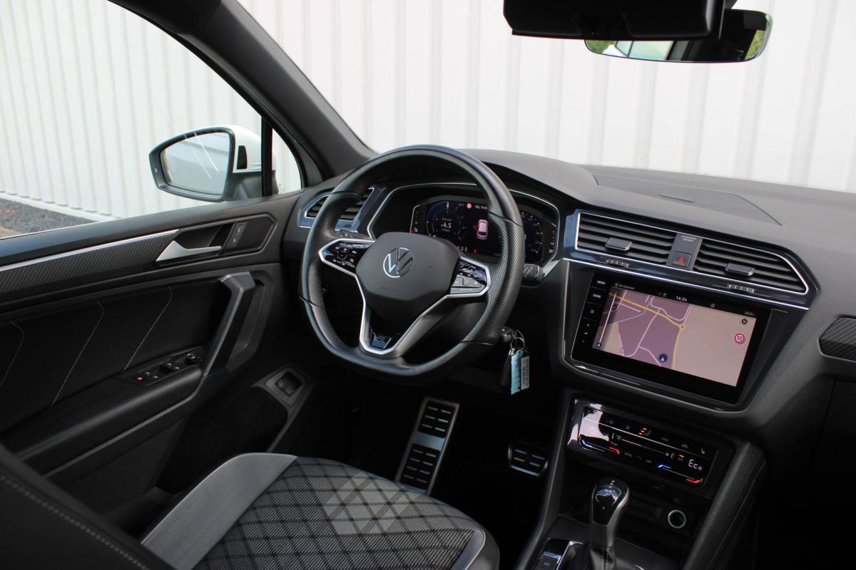 Volkswagen Tiguan Volkswagen Tiguan 1.4 TSI eHybrid R-Line Business+ | Incl. 12 maanden garantie | SOH 92% | Stoel/stuurverwarming | Parkeercamera | Wegklapbare trekhaak | DAB radio | Apple carplay/Android auto | 100% dealer onderhouden |