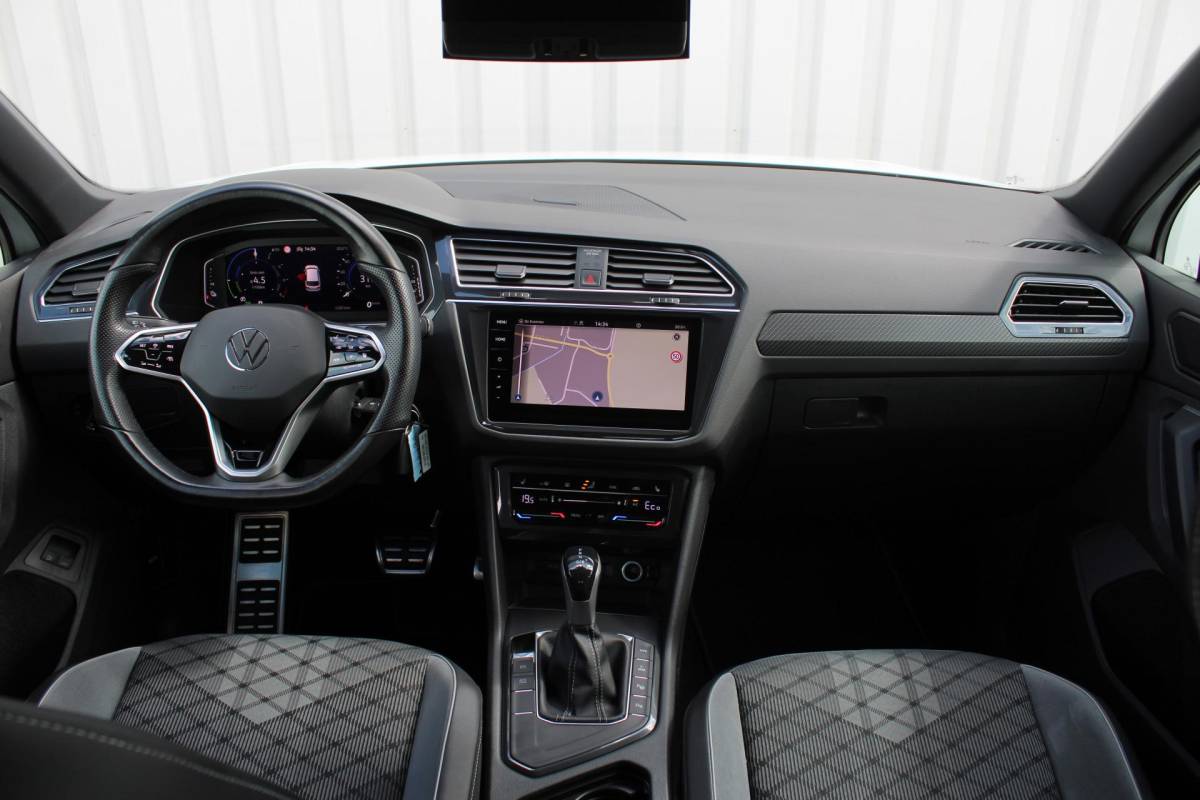 Volkswagen Tiguan Volkswagen Tiguan 1.4 TSI eHybrid R-Line Business+ | Incl. 12 maanden garantie | SOH 92% | Stoel/stuurverwarming | Parkeercamera | Wegklapbare trekhaak | DAB radio | Apple carplay/Android auto | 100% dealer onderhouden |