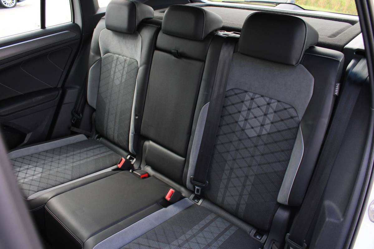 Volkswagen Tiguan Volkswagen Tiguan 1.4 TSI eHybrid R-Line Business+ | Incl. 12 maanden garantie | SOH 92% | Stoel/stuurverwarming | Parkeercamera | Wegklapbare trekhaak | DAB radio | Apple carplay/Android auto | 100% dealer onderhouden |