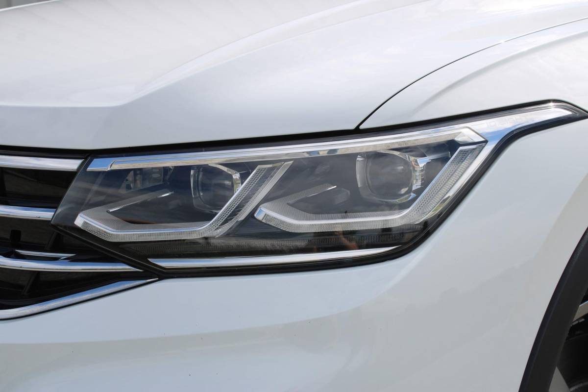 Volkswagen Tiguan Volkswagen Tiguan 1.4 TSI eHybrid R-Line Business+ | Incl. 12 maanden garantie | SOH 92% | Stoel/stuurverwarming | Parkeercamera | Wegklapbare trekhaak | DAB radio | Apple carplay/Android auto | 100% dealer onderhouden |