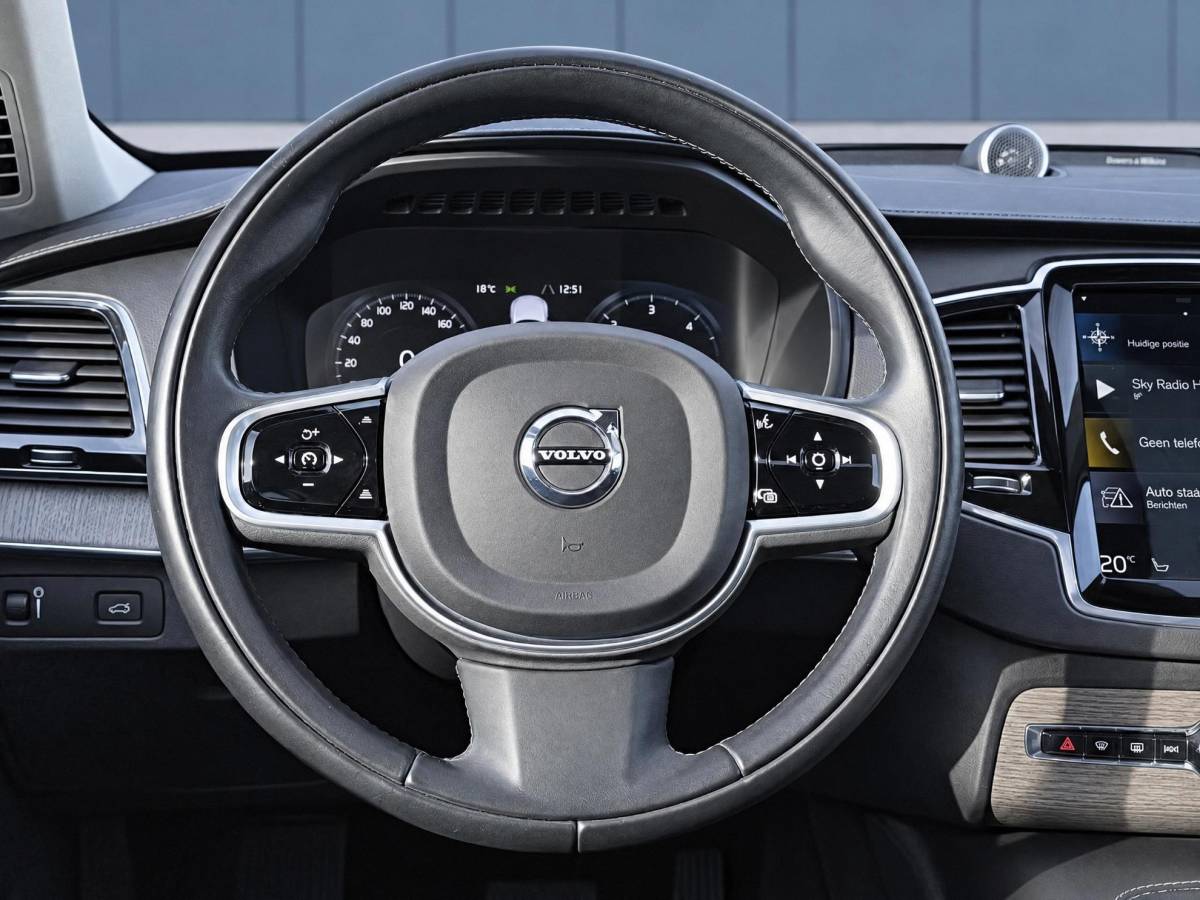 Volvo XC90 Volvo XC90 2.0 B5 AWD Inscription Intro Edition | Incl. 12 maanden garantie | 7 persoons | Adaptieve cruise control | Pilot assist | Bowers & Wilkins audio | Head-up display | Stoelverwarming/ventilatie | Stuurverwarming | Schuif/kantel dak | Trekhaak |