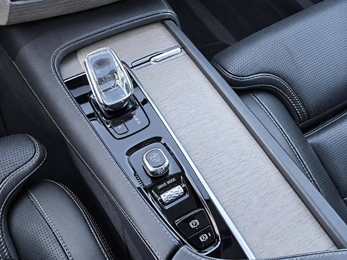 Volvo XC90 Volvo XC90 2.0 B5 AWD Inscription Intro Edition | Incl. 12 maanden garantie | 7 persoons | Adaptieve cruise control | Pilot assist | Bowers & Wilkins audio | Head-up display | Stoelverwarming/ventilatie | Stuurverwarming | Schuif/kantel dak | Trekhaak |