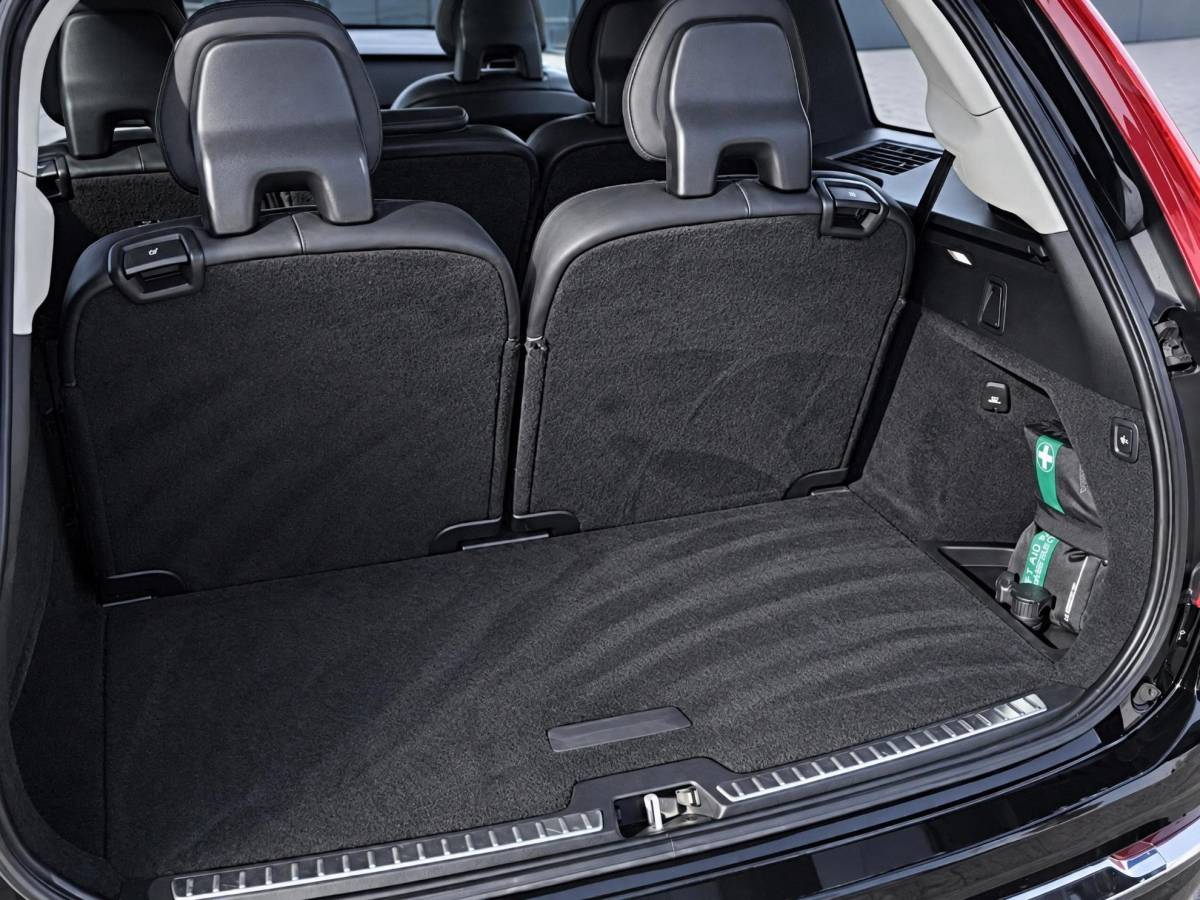Volvo XC90 Volvo XC90 2.0 B5 AWD Inscription Intro Edition | Incl. 12 maanden garantie | 7 persoons | Adaptieve cruise control | Pilot assist | Bowers & Wilkins audio | Head-up display | Stoelverwarming/ventilatie | Stuurverwarming | Schuif/kantel dak | Trekhaak |