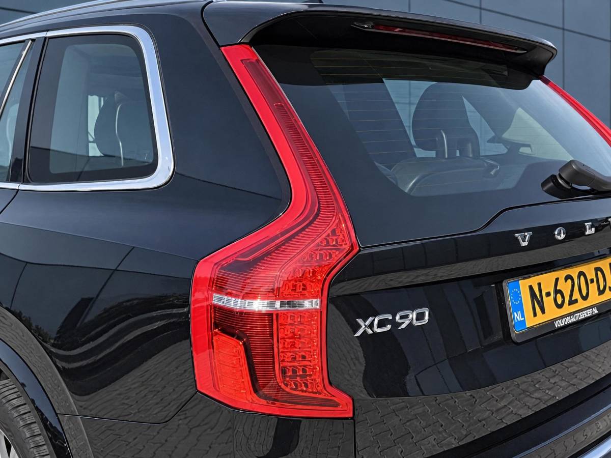 Volvo XC90 Volvo XC90 2.0 B5 AWD Inscription Intro Edition | Incl. 12 maanden garantie | 7 persoons | Adaptieve cruise control | Pilot assist | Bowers & Wilkins audio | Head-up display | Stoelverwarming/ventilatie | Stuurverwarming | Schuif/kantel dak | Trekhaak |