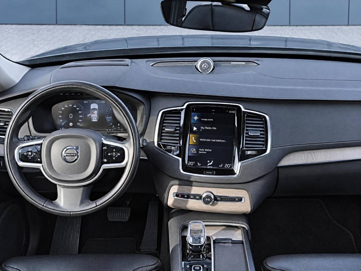 Volvo XC90 Volvo XC90 2.0 B5 AWD Inscription Intro Edition | Incl. 12 maanden garantie | 7 persoons | Adaptieve cruise control | Pilot assist | Bowers & Wilkins audio | Head-up display | Stoelverwarming/ventilatie | Stuurverwarming | Schuif/kantel dak | Trekhaak |