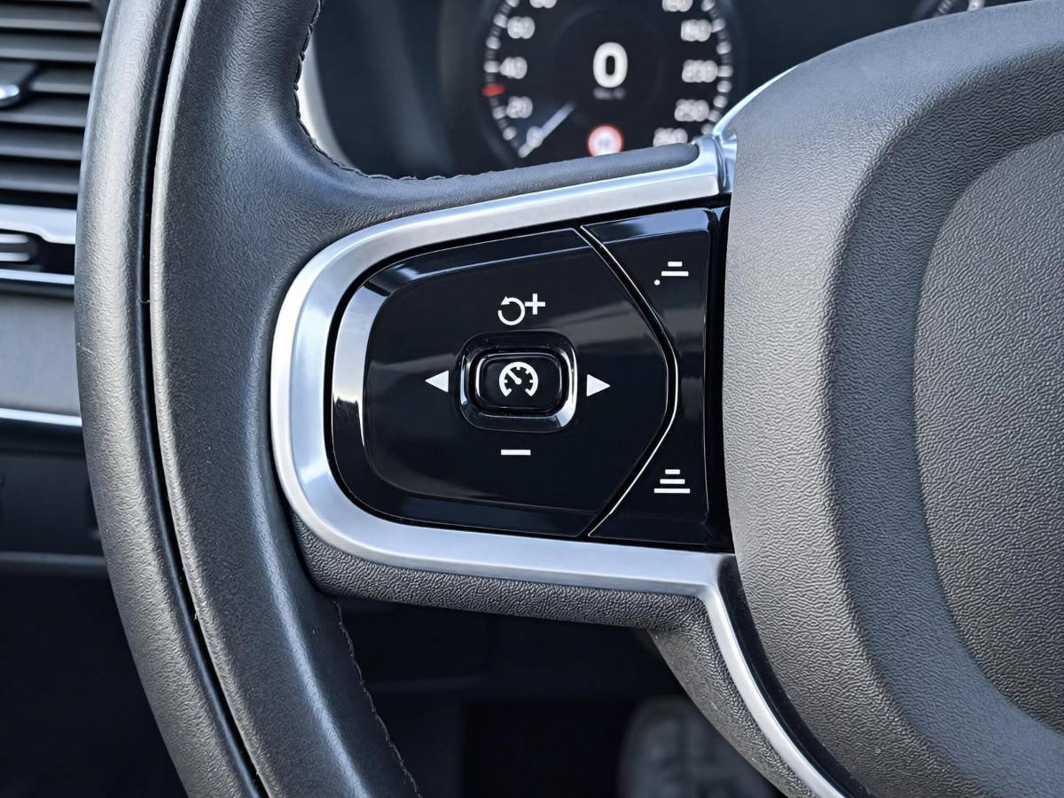 Volvo XC90 Volvo XC90 2.0 B5 AWD Inscription Intro Edition | Incl. 12 maanden garantie | 7 persoons | Adaptieve cruise control | Pilot assist | Bowers & Wilkins audio | Head-up display | Stoelverwarming/ventilatie | Stuurverwarming | Schuif/kantel dak | Trekhaak |