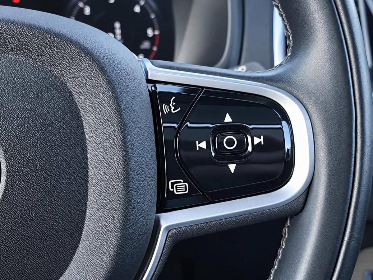 Volvo XC90 Volvo XC90 2.0 B5 AWD Inscription Intro Edition | Incl. 12 maanden garantie | 7 persoons | Adaptieve cruise control | Pilot assist | Bowers & Wilkins audio | Head-up display | Stoelverwarming/ventilatie | Stuurverwarming | Schuif/kantel dak | Trekhaak |