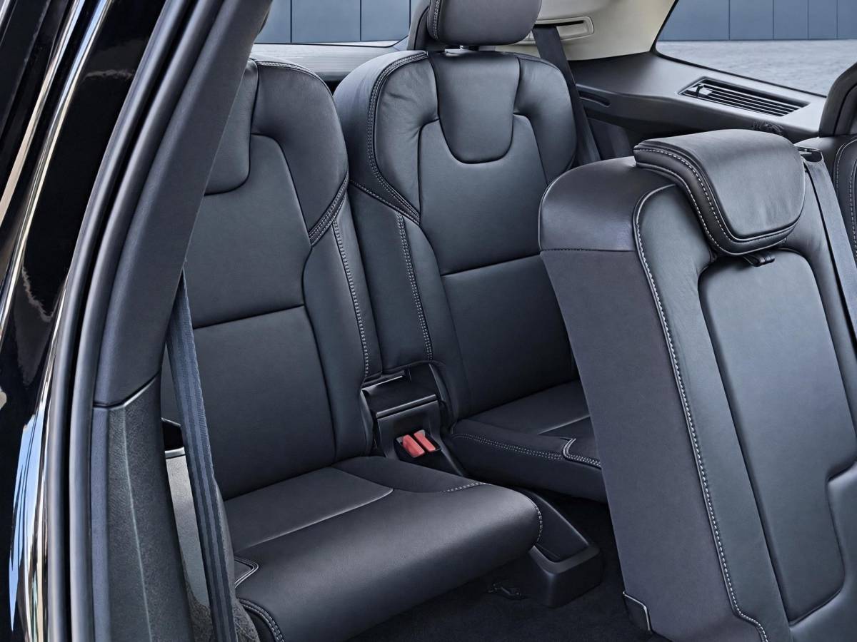Volvo XC90 Volvo XC90 2.0 B5 AWD Inscription Intro Edition | Incl. 12 maanden garantie | 7 persoons | Adaptieve cruise control | Pilot assist | Bowers & Wilkins audio | Head-up display | Stoelverwarming/ventilatie | Stuurverwarming | Schuif/kantel dak | Trekhaak |