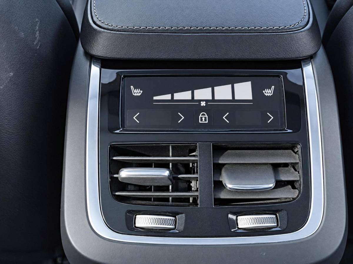Volvo XC90 Volvo XC90 2.0 B5 AWD Inscription Intro Edition | Incl. 12 maanden garantie | 7 persoons | Adaptieve cruise control | Pilot assist | Bowers & Wilkins audio | Head-up display | Stoelverwarming/ventilatie | Stuurverwarming | Schuif/kantel dak | Trekhaak |