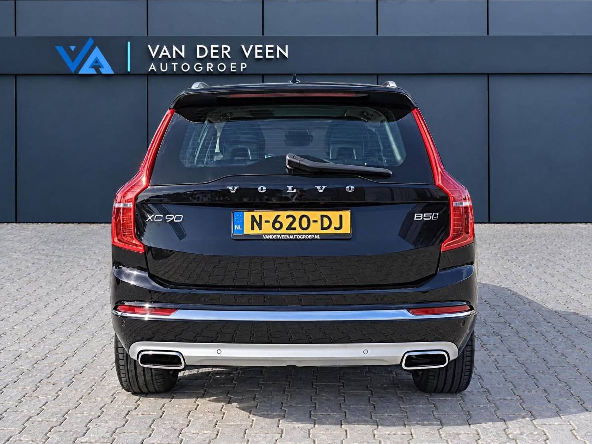 Volvo XC90 Volvo XC90 2.0 B5 AWD Inscription Intro Edition | Incl. 12 maanden garantie | 7 persoons | Adaptieve cruise control | Pilot assist | Bowers & Wilkins audio | Head-up display | Stoelverwarming/ventilatie | Stuurverwarming | Schuif/kantel dak | Trekhaak |
