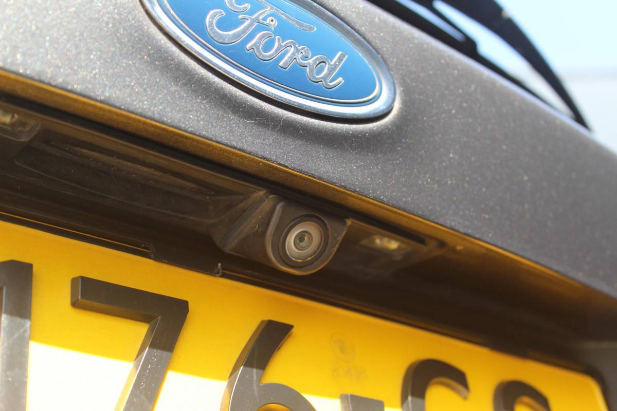Ford C-MAX Ford C-Max 1.5 Titanium | Incl. 12 maanden garantie | Trekhaak | Achteruitrijcamera | Parkeersensoren | Elektrische kofferklep | Adaptieve cruise control | Climate control | Lane assist | Navigatie | Bluetooth | Lichtmetalen velgen | Airco