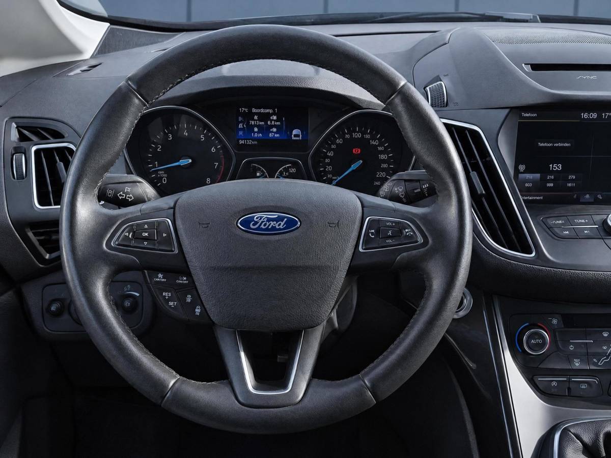 Ford C-MAX Ford C-Max 1.5 Titanium | Incl. 12 maanden garantie | Trekhaak | Achteruitrijcamera | Parkeersensoren | Elektrische kofferklep | Adaptieve cruise control | Climate control | Lane assist | Navigatie | Bluetooth | Lichtmetalen velgen | Airco