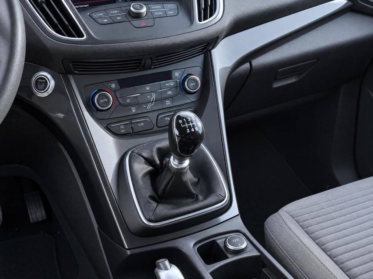 Ford C-MAX Ford C-Max 1.5 Titanium | Incl. 12 maanden garantie | Trekhaak | Achteruitrijcamera | Parkeersensoren | Elektrische kofferklep | Adaptieve cruise control | Climate control | Lane assist | Navigatie | Bluetooth | Lichtmetalen velgen | Airco