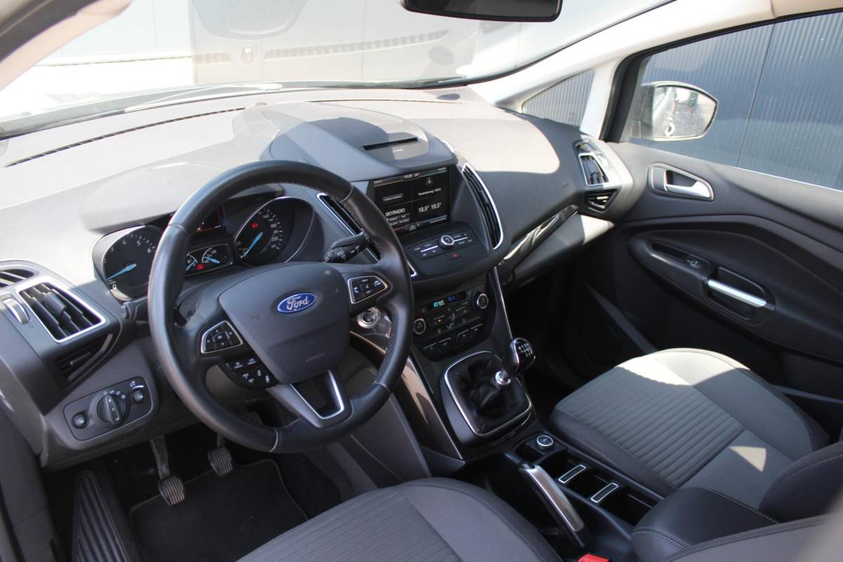 Ford C-MAX Ford C-Max 1.5 Titanium | Incl. 12 maanden garantie | Trekhaak | Achteruitrijcamera | Parkeersensoren | Elektrische kofferklep | Adaptieve cruise control | Climate control | Lane assist | Navigatie | Bluetooth | Lichtmetalen velgen | Airco