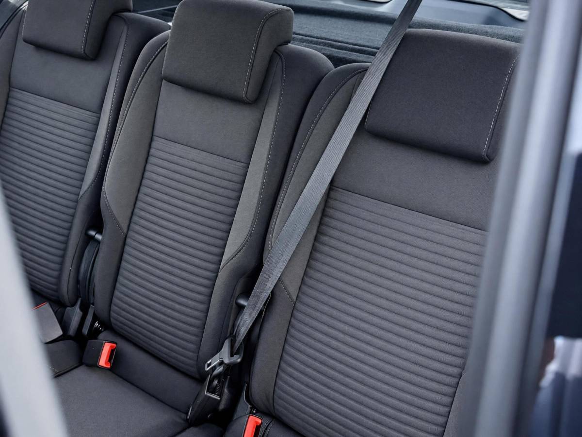 Ford C-MAX Ford C-Max 1.5 Titanium | Incl. 12 maanden garantie | Trekhaak | Achteruitrijcamera | Parkeersensoren | Elektrische kofferklep | Adaptieve cruise control | Climate control | Lane assist | Navigatie | Bluetooth | Lichtmetalen velgen | Airco