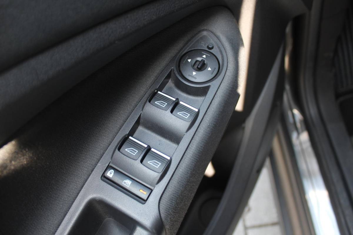 Ford C-MAX Ford C-Max 1.5 Titanium | Incl. 12 maanden garantie | Trekhaak | Achteruitrijcamera | Parkeersensoren | Elektrische kofferklep | Adaptieve cruise control | Climate control | Lane assist | Navigatie | Bluetooth | Lichtmetalen velgen | Airco