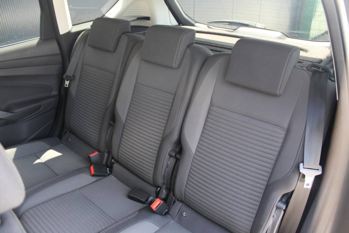 Ford C-MAX Ford C-Max 1.5 Titanium | Incl. 12 maanden garantie | Trekhaak | Achteruitrijcamera | Parkeersensoren | Elektrische kofferklep | Adaptieve cruise control | Climate control | Lane assist | Navigatie | Bluetooth | Lichtmetalen velgen | Airco