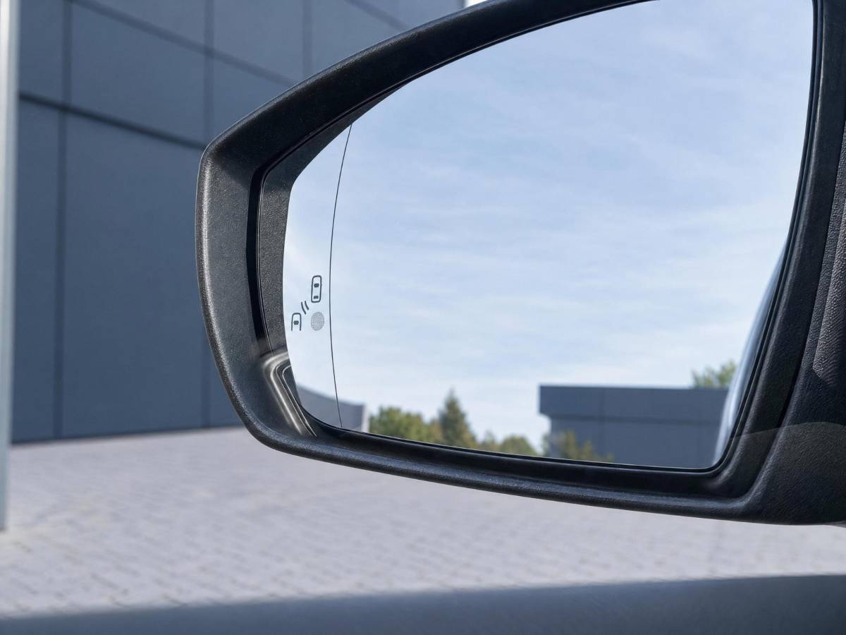 Ford C-MAX Ford C-Max 1.5 Titanium | Incl. 12 maanden garantie | Trekhaak | Achteruitrijcamera | Parkeersensoren | Elektrische kofferklep | Adaptieve cruise control | Climate control | Lane assist | Navigatie | Bluetooth | Lichtmetalen velgen | Airco