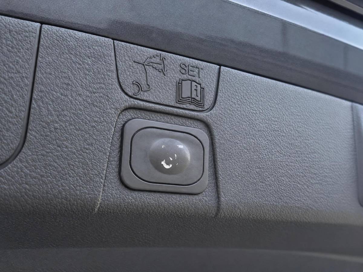 Ford C-MAX Ford C-Max 1.5 Titanium | Incl. 12 maanden garantie | Trekhaak | Achteruitrijcamera | Parkeersensoren | Elektrische kofferklep | Adaptieve cruise control | Climate control | Lane assist | Navigatie | Bluetooth | Lichtmetalen velgen | Airco