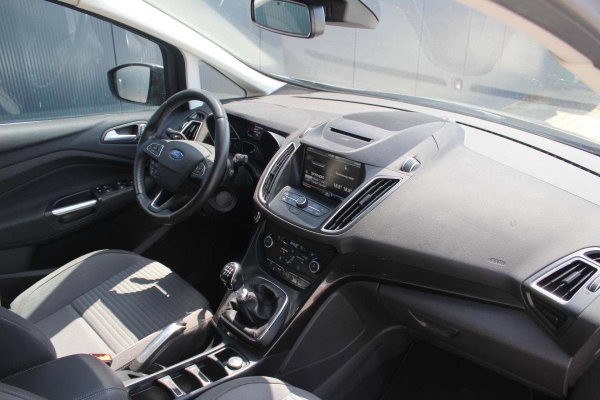 Ford C-MAX Ford C-Max 1.5 Titanium | Incl. 12 maanden garantie | Trekhaak | Achteruitrijcamera | Parkeersensoren | Elektrische kofferklep | Adaptieve cruise control | Climate control | Lane assist | Navigatie | Bluetooth | Lichtmetalen velgen | Airco