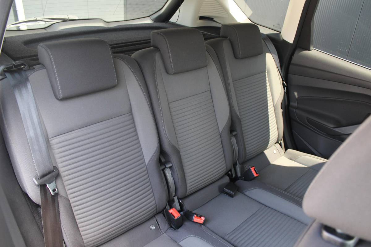 Ford C-MAX Ford C-Max 1.5 Titanium | Incl. 12 maanden garantie | Trekhaak | Achteruitrijcamera | Parkeersensoren | Elektrische kofferklep | Adaptieve cruise control | Climate control | Lane assist | Navigatie | Bluetooth | Lichtmetalen velgen | Airco
