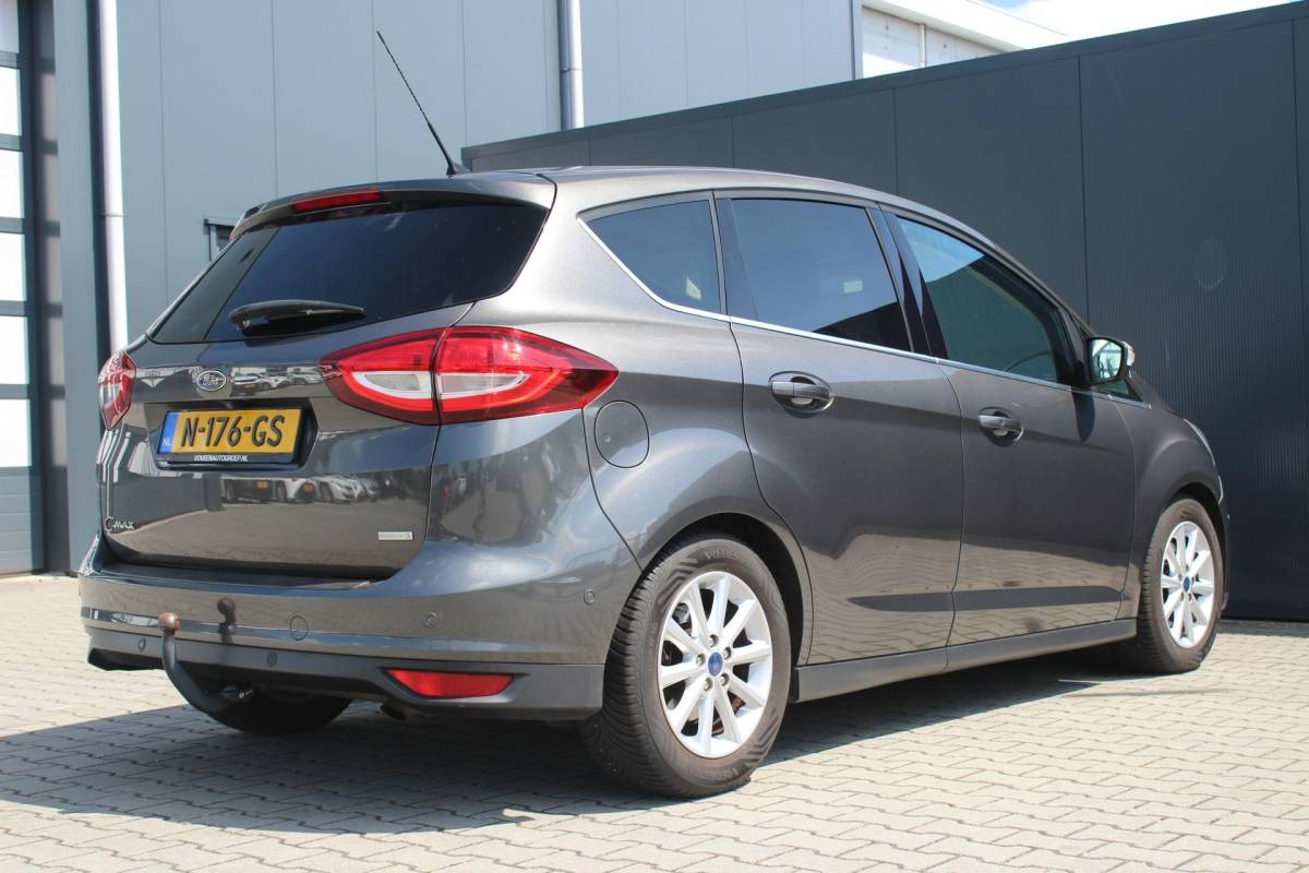 Ford C-MAX Ford C-Max 1.5 Titanium | Incl. 12 maanden garantie | Trekhaak | Achteruitrijcamera | Parkeersensoren | Elektrische kofferklep | Adaptieve cruise control | Climate control | Lane assist | Navigatie | Bluetooth | Lichtmetalen velgen | Airco