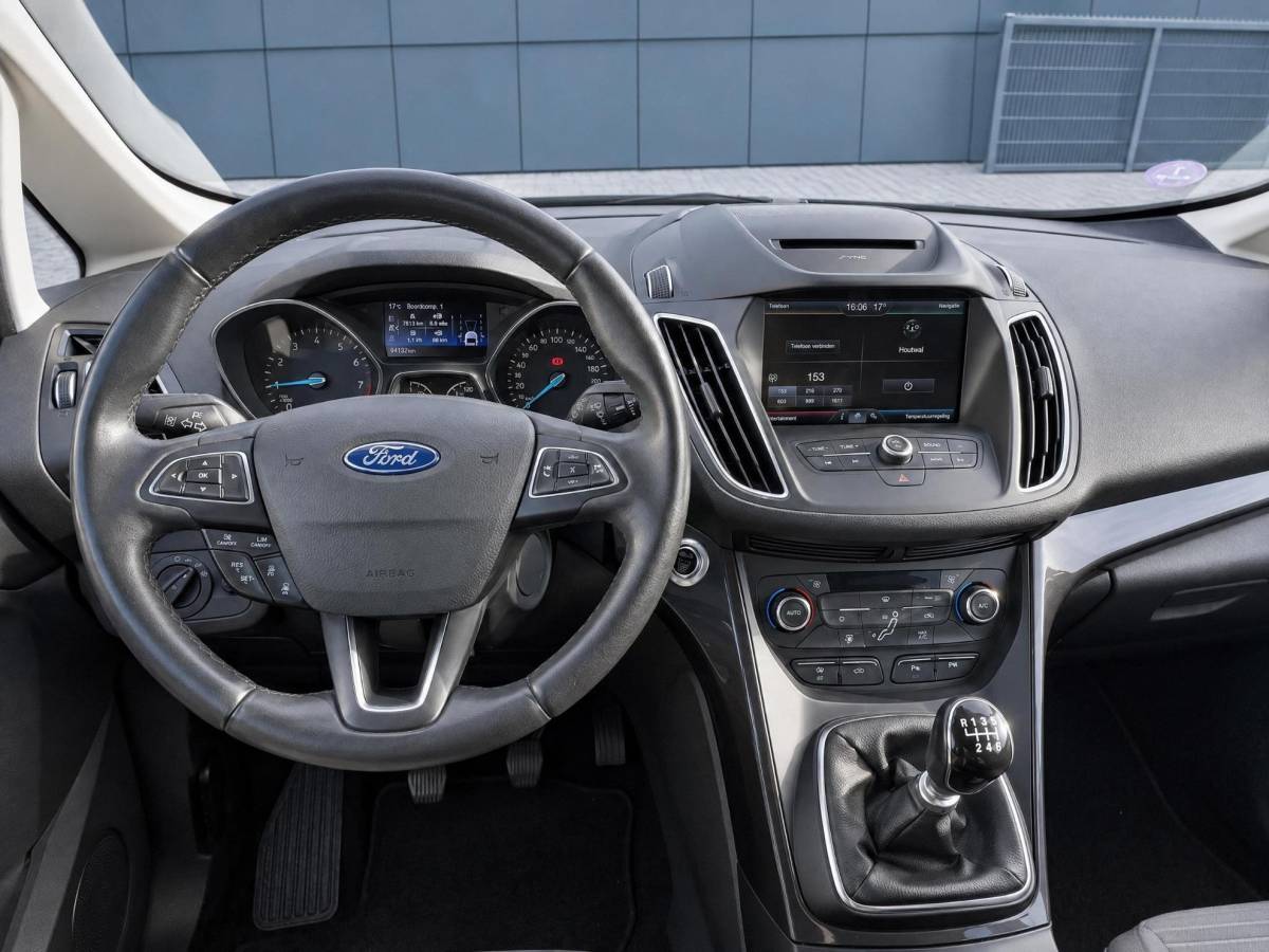 Ford C-MAX Ford C-Max 1.5 Titanium | Incl. 12 maanden garantie | Trekhaak | Achteruitrijcamera | Parkeersensoren | Elektrische kofferklep | Adaptieve cruise control | Climate control | Lane assist | Navigatie | Bluetooth | Lichtmetalen velgen | Airco