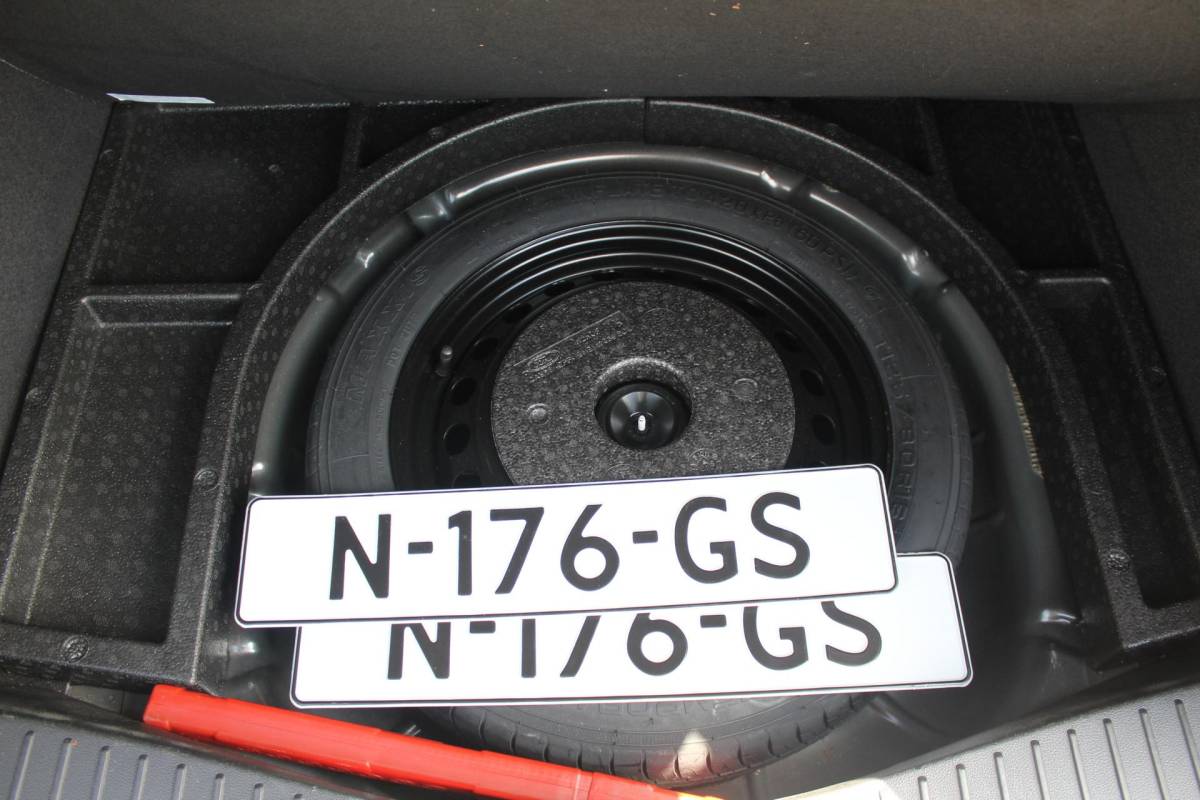 Ford C-MAX Ford C-Max 1.5 Titanium | Incl. 12 maanden garantie | Trekhaak | Achteruitrijcamera | Parkeersensoren | Elektrische kofferklep | Adaptieve cruise control | Climate control | Lane assist | Navigatie | Bluetooth | Lichtmetalen velgen | Airco